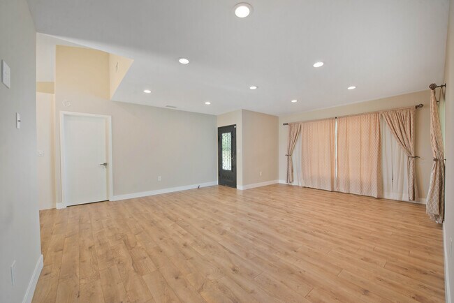 Foto del edificio - 6528 Yarmouth Ave