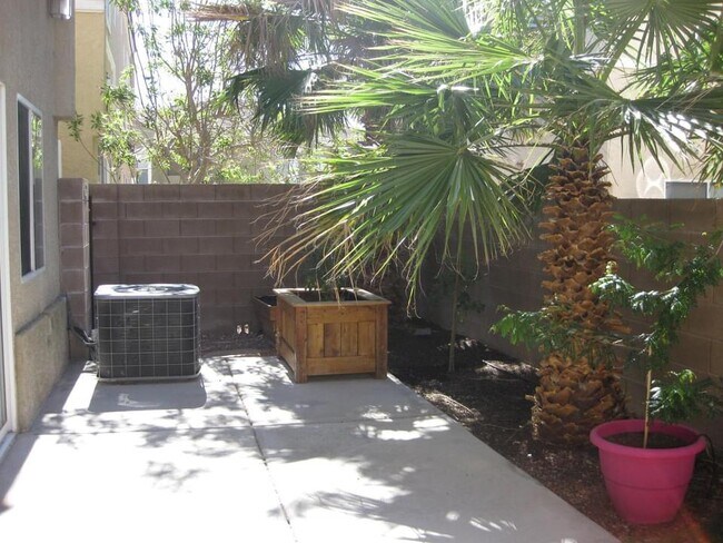 El patio trasero de concreto y el césped no aparecen en la foto. - 9303 Gilcrease Ave