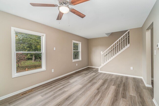 Building Photo - 2 Bedroom Townhome in Steelton