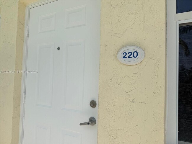Foto del edificio - 8950 SW 69th Ct
