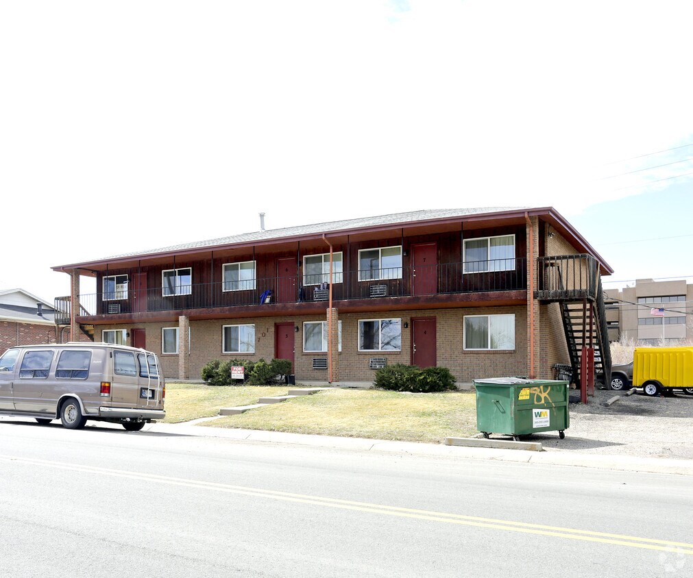 Building Photo - 701 Oak St