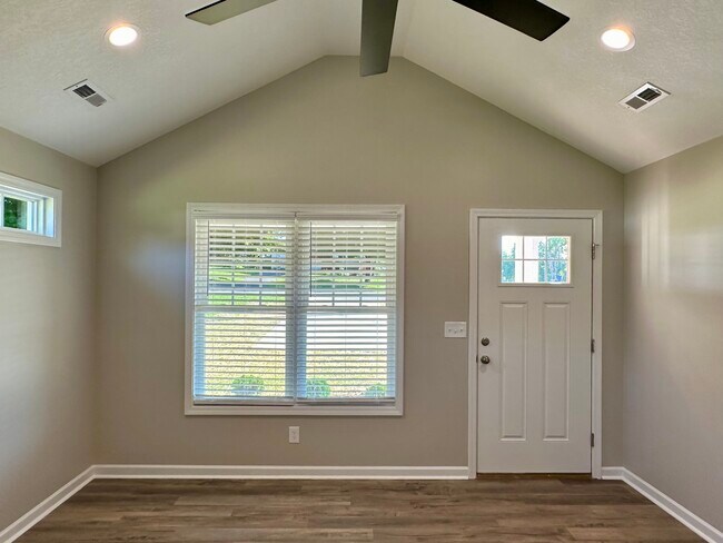 Vaulted ceiling, ceiling fan, large windows, open & airy - 2221 Kenwood Blvd SE