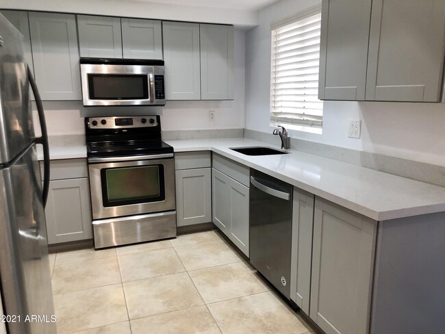 Foto del edificio - 9451 E Becker Ln