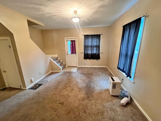 Building Photo - 3 Bed, 2 bath House!