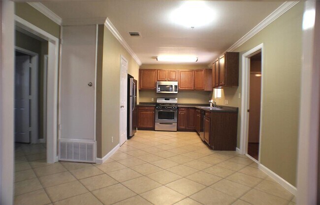 Building Photo - 6004 Idlewood Cove