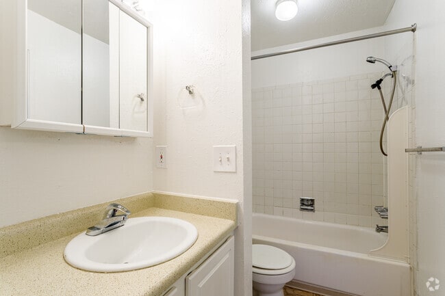 1BR, 1BA - 736SF - Belmar Groves