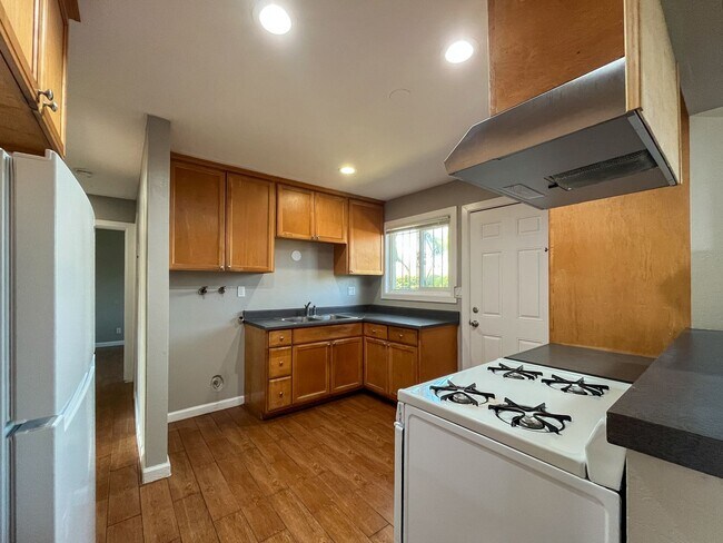 Building Photo - 11303 S Lemoli Ave