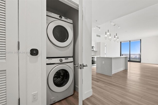 Foto del edificio - 101 Diplomat Pkwy