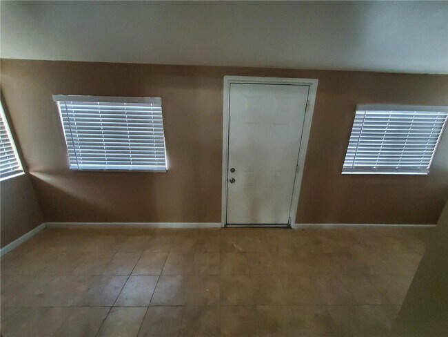 Foto del edificio - 16705 C St