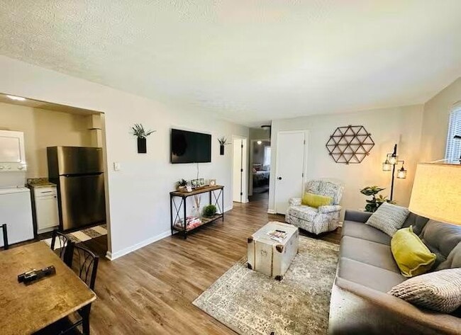 Building Photo - 135 E Walnut St