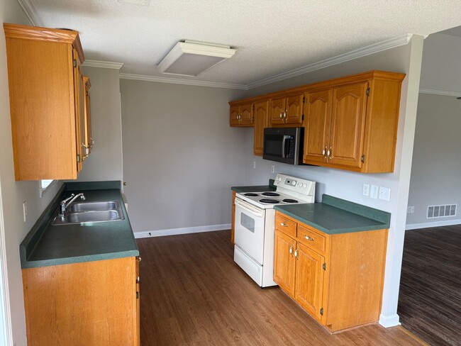 Building Photo - 1346 Pendulum Dr N