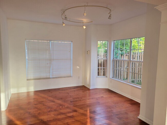 Building Photo - Spacious 4/2.5 Home In Lake Mary