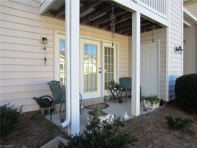 Building Photo - READY TO MOVE IN !!  2 Beds/2Baths!
