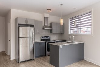 Building Photo - 6600 Av. de Darlington