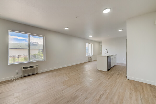 Building Photo - Renovated Apartment in Murray!