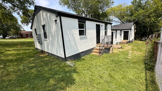 Building Photo - 2BR/1BA Renovated Triplex Unit – Prime Location Near Meharry, TSU, and Vandy!