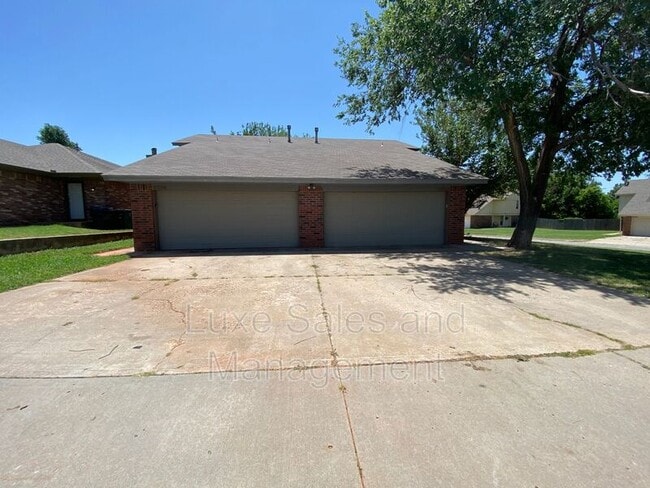 Building Photo - 6006 Paramount Dr