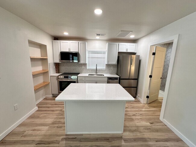 Foto del edificio - Luxurious 1 Bed 1 Bath Home: Your Oasis Aw...