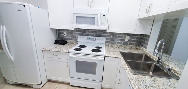 Foto del edificio - 1379 Summit Run Cir