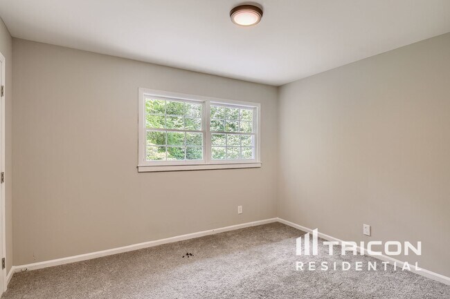 Building Photo - 535 Circle Dr