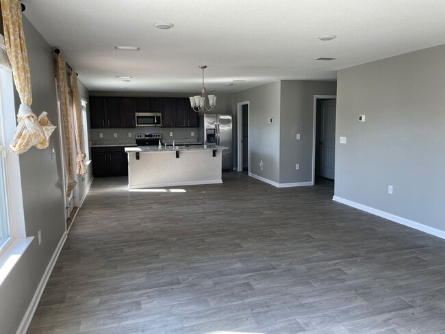 Building Photo - 4 bedroom 2 bath