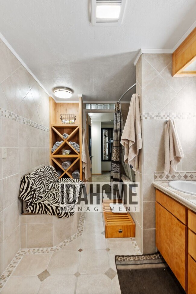 Foto del edificio - Upper Level of Beautiful Home