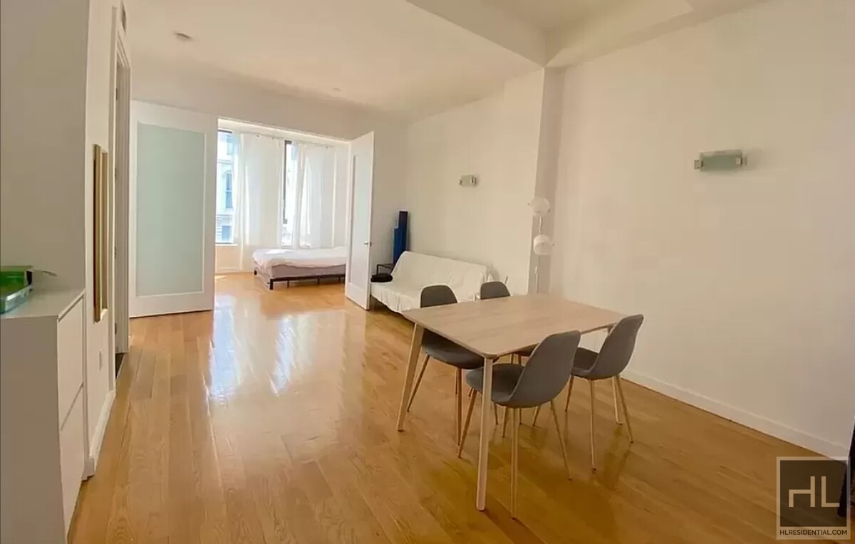 Building Photo - Luxurious 2 bedroom/1 Bathroom apt available for immediate or June 1st move-in in Prime Williamsb...