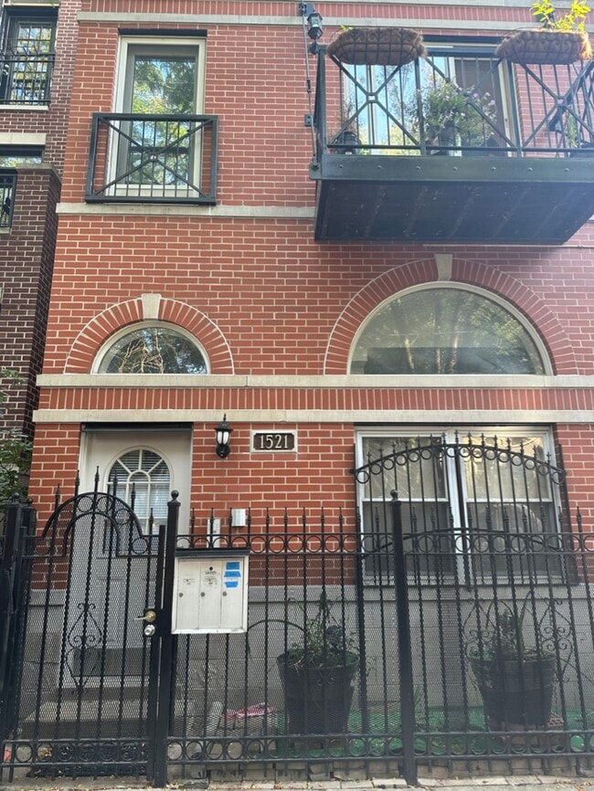 Building Photo - 1521 W Walton St