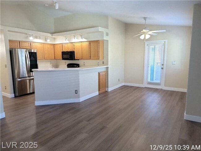Building Photo - Bright Upstairs Condo with Vaulted Ceilings, Fireplace & Prime Location!