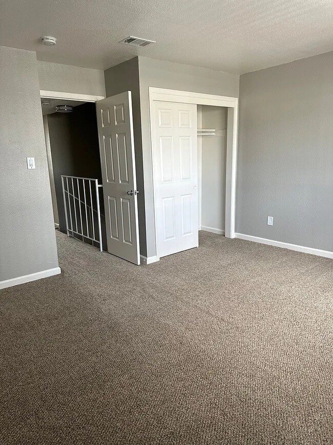 Building Photo - The Pointe Townhomes