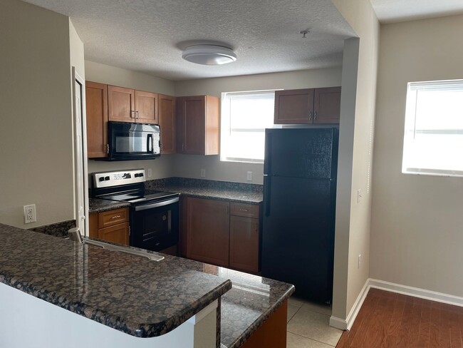 Building Photo - $300 credit !!! 3 BEDROOM 3.5 BATH STUCCO ...
