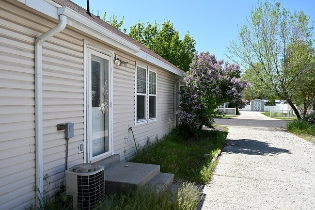 Building Photo - 101 Meadow Cir