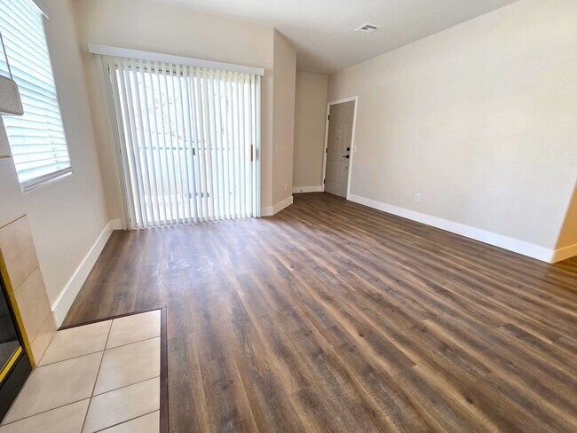 Building Photo - Newely Renovated Condo on the 2nd Floor in Gated Community
