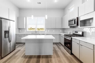 Building Photo - 1250 N Post Oak Rd