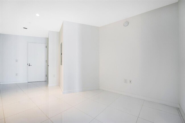 Building Photo - 851 NE 1st Ave