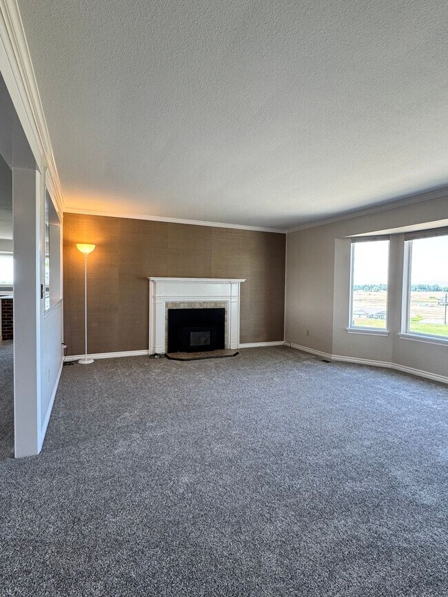 Foto del edificio - Large lower valley home, freshly remodeled, must see inside!