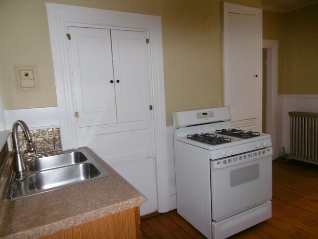 Building Photo - 661 Douglas St