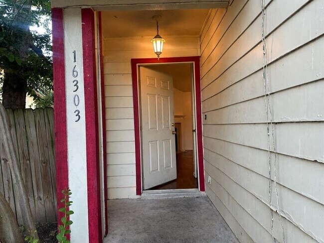 Building Photo - 16303 Edgemere Dr