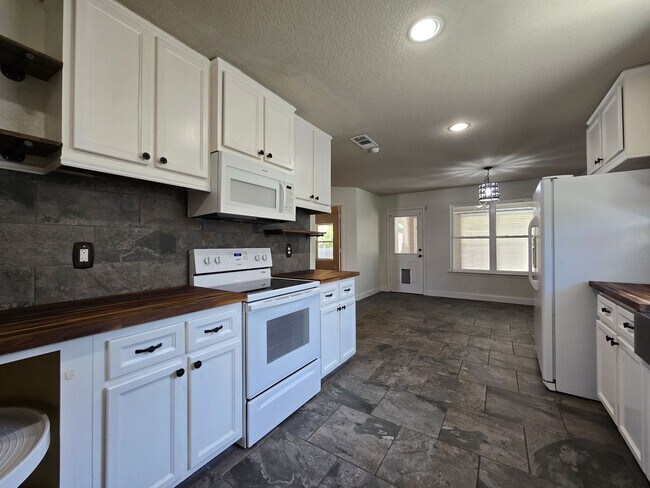 Foto del edificio - AVAILABLE NOW!