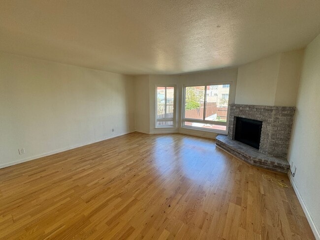 Building Photo - Bright 2BR/2BA Condo in Prime Richmond Dis...