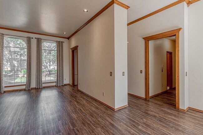 Foto del edificio - Beautiful 4-Bedroom, 3-Bath Home with 3-Ca...