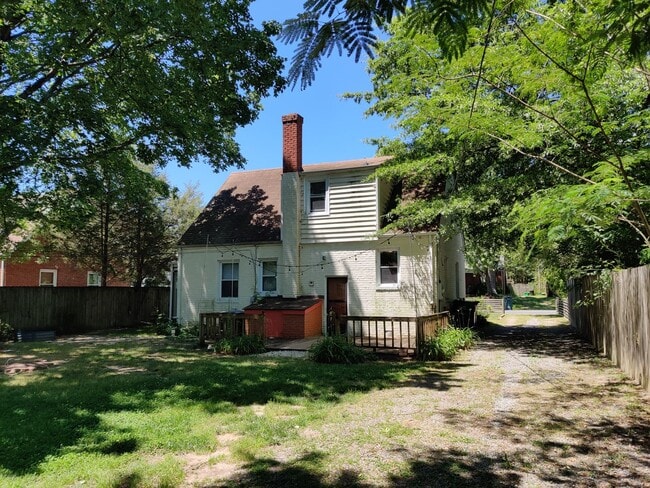 Foto del edificio - 3 bedroom home with a detached garage