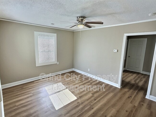 Foto del edificio - 1065 N Holmes St