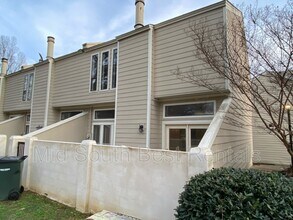 Building Photo - 2425 E End Row