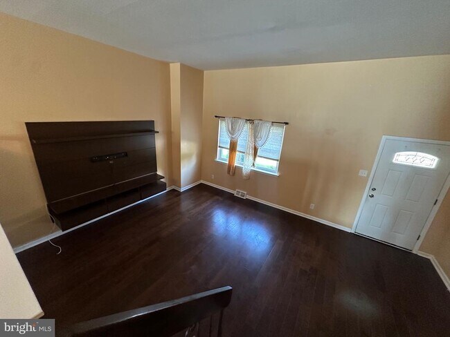 Foto del edificio - 5241 Bay Rd N
