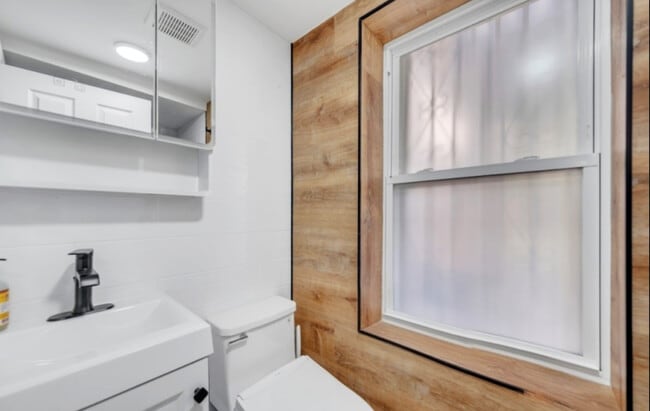 Baño con ducha - 13 2nd Ave