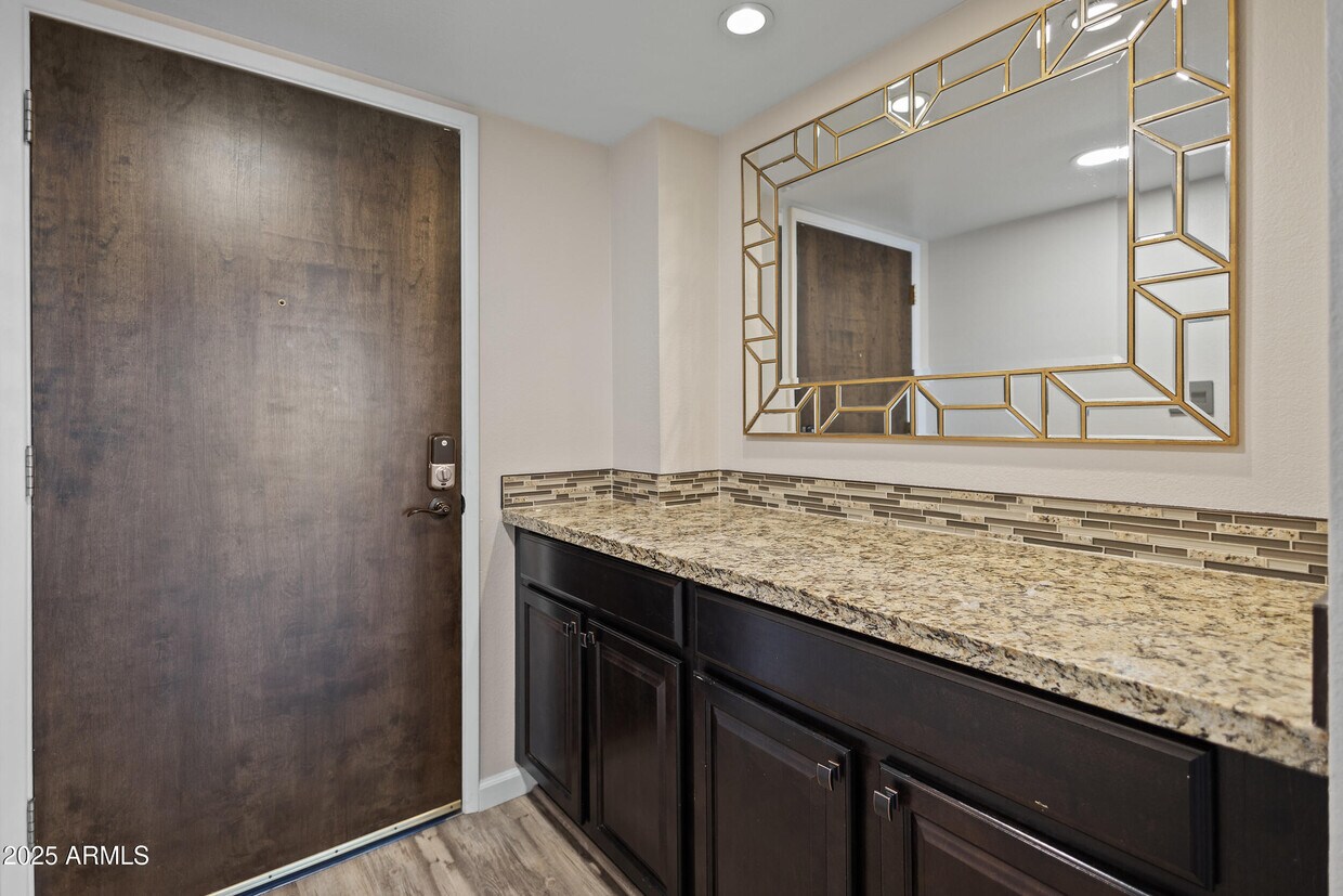 Foto principal - 7920 E Camelback Rd