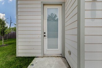 Building Photo - 5727 Elysian St