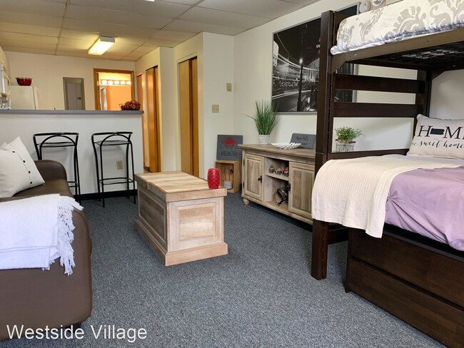 Building Photo - Studio, 1 bath Room For Rent - 623 W. Coll...