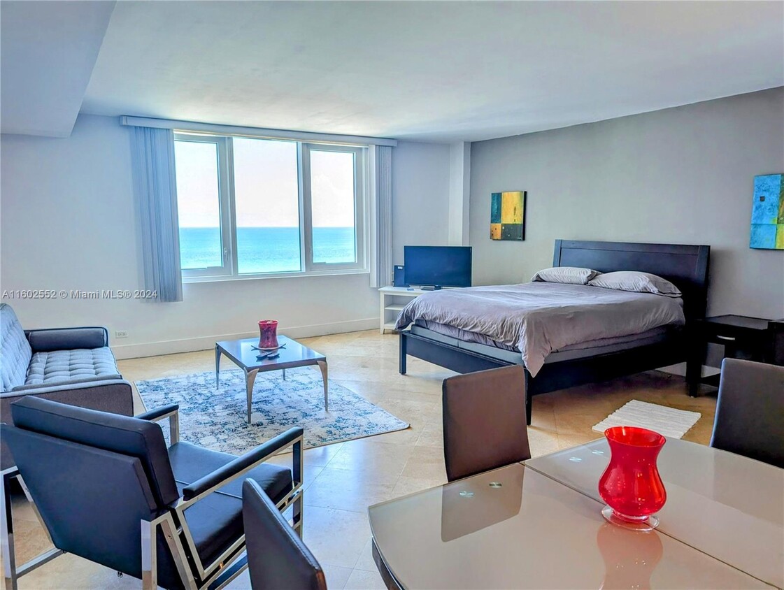 Primary Photo - 2301 Collins Ave